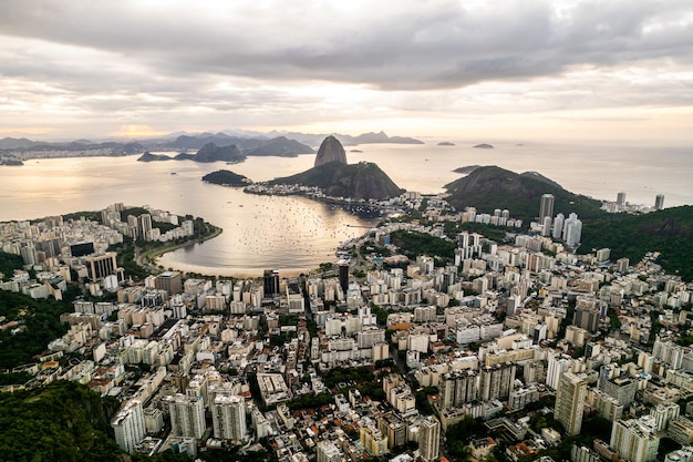 Suikerbroodberg in rio de janeiro, brazilië botafogo-gebouwen guanabara-baai en boten en schepen