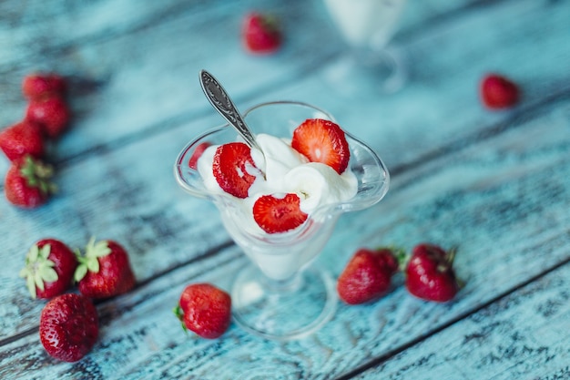 Suikerdessert met ijs en bessen