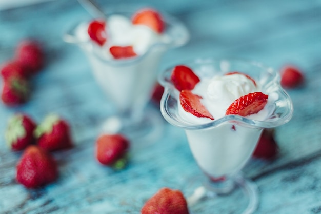 suikerdessert met ijs en bessen