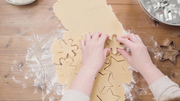 Suikerkerstkoekjes bakken voor de kerstman.