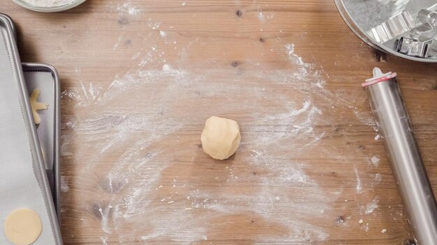 Suikerkerstkoekjes bakken voor de kerstman.