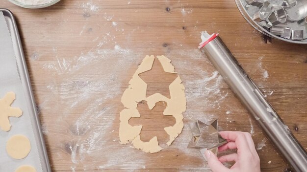 Suikerkerstkoekjes bakken voor de kerstman.