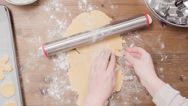 Suikerkerstkoekjes bakken voor de kerstman.