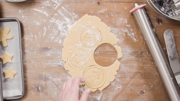 Suikerkerstkoekjes bakken voor de kerstman.