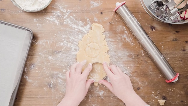 Suikerkerstkoekjes bakken voor de kerstman.