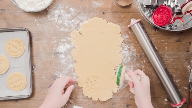 Suikerkerstkoekjes bakken voor de kerstman.