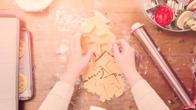 Suikerkerstkoekjes bakken voor de kerstman.