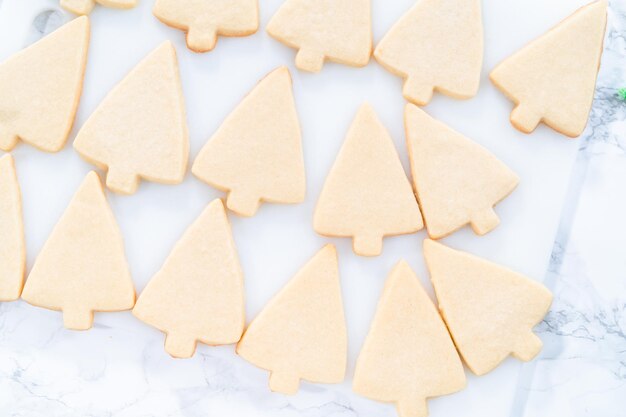 Suikerkerstkoekjes versieren met royal icing en hagelslag.