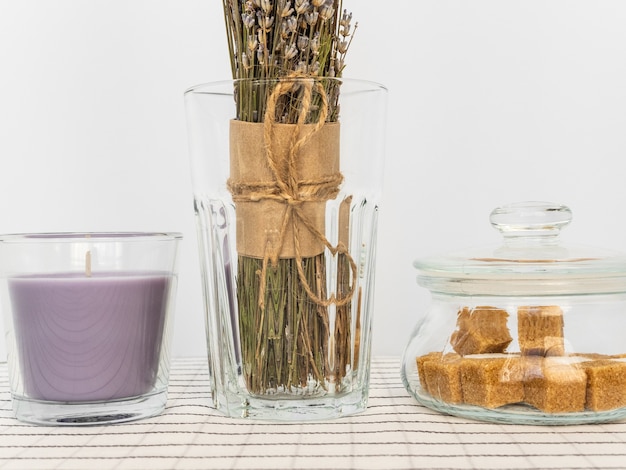 Suikerklontjes in pot en boeket lavendel