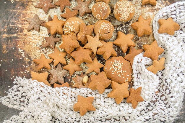 Suikerkoekjes in de vorm van een ster op metalen dek