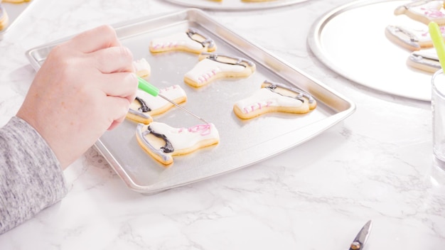 Suikerkoekjes in de vorm van kunstschaatsen met royal icing.