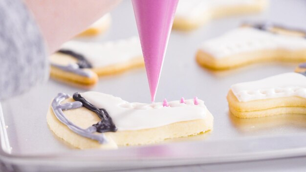 Suikerkoekjes in de vorm van kunstschaatsen met royal icing.