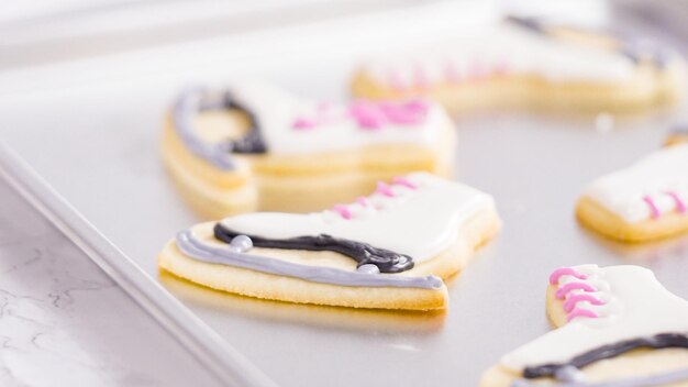 Suikerkoekjes in de vorm van kunstschaatsen met royal icing.