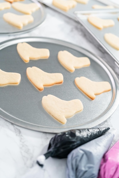 Suikerkoekjes in de vorm van kunstschaatsen versieren met royal icing.