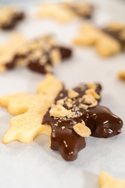 Suikerkoekjes maken met chocolade en hazelnoten.