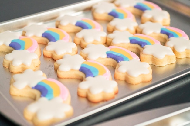 Suikerkoekjes met eenhoornthema versieren met royal icing.