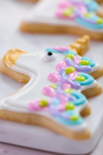 Suikerkoekjes met eenhoornthema versieren met royal icing.