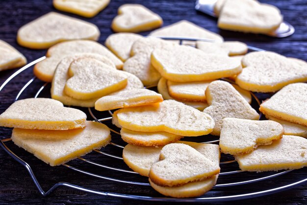 Suikerkoekjes op een draadkoelrek