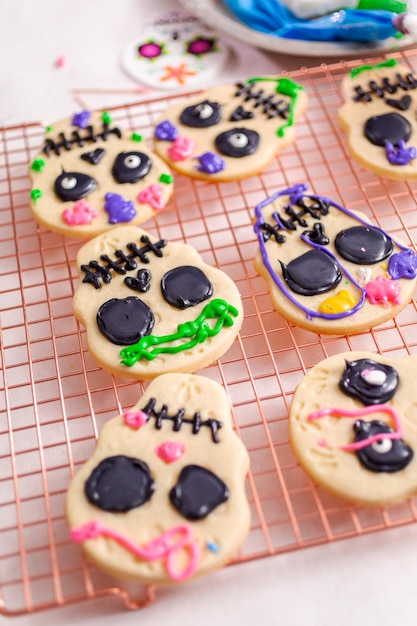 Suikerkoekjes versieren met royal icing voor Dia de los Muertos-vakantie.