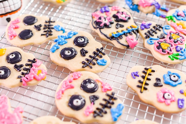 Suikerkoekjes versieren met royal icing voor Dia de los Muertos-vakantie.