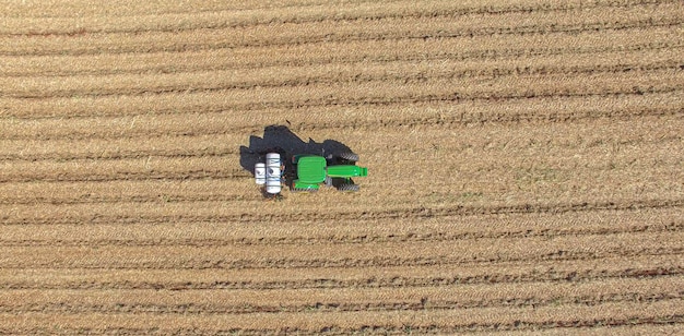 Suikerriet planten door kunstmest en insecticiden toe te passen met tractor