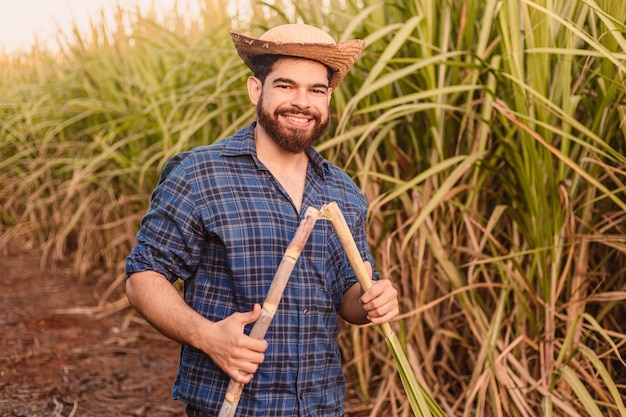 Suikerriet vasthouden met suikerriet aanplant Braziliaanse blanke man boer landarbeider landbouwingenieur