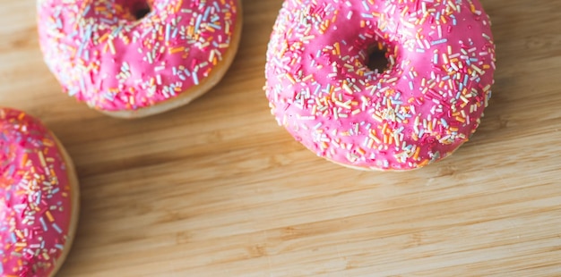 Suikerverslaving Close-up van met suiker bestrooide roze donut