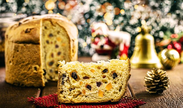Suikervrij dieet panettone gevuld met gekonfijt fruit sneetje traditionele Kerst Nieuwjaar gebakken kersttaart Kerstbrood gevuld met snoepjes