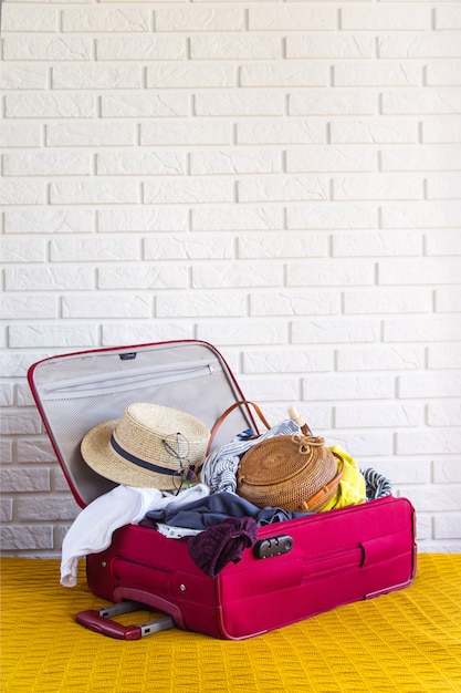 夏休み用の婦人服がいっぱいのスーツケース
