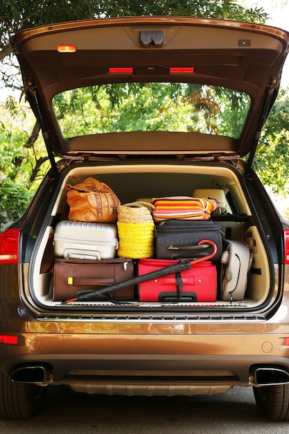 Foto valigie e borse nel bagagliaio dell'auto pronta a partire per le vacanze