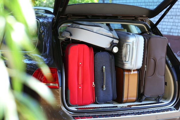 Foto valigie e borse nel bagagliaio dell'auto pronta a partire per le vacanze