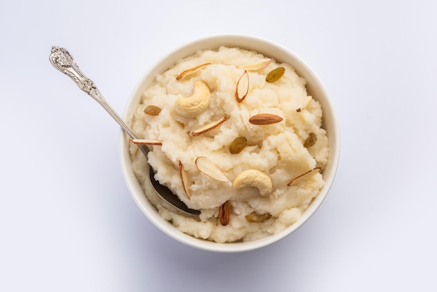 Suji ka halwa of rava sheera of ravyacha shira is een indiaas zoet gerecht, geserveerd als dessert of als offer aan goden.