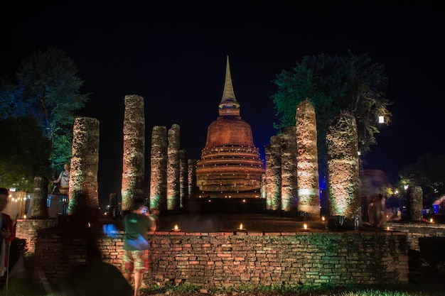 Sukhothai - 24 november 2018: De lichte kleur Sukhothai Co Lamplighter Loy Kratong Festival in het Sukhothai Historical Park heeft betrekking op de ruïnes van Sukhothai, Thailand