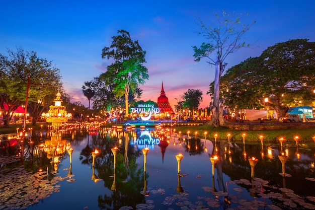 Фестиваль Sukhothai Co Lamplighter Loy Kratong в Историческом парке Сукхотай