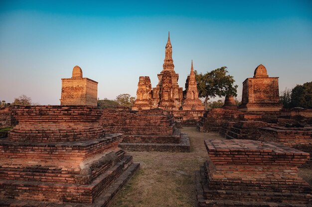 Исторический парк сукхотай внесен в список всемирного наследия юнеско в таиланде.