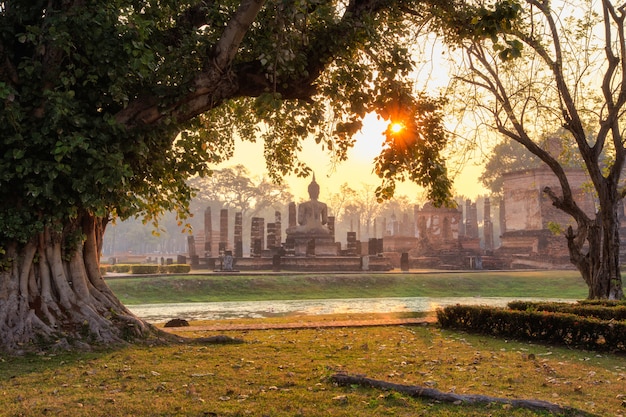 Parco storico di sukhothai, la città vecchia della thailandia 800 anni fa