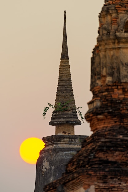 Photo sukhothai historical park   si chum temple of thailand