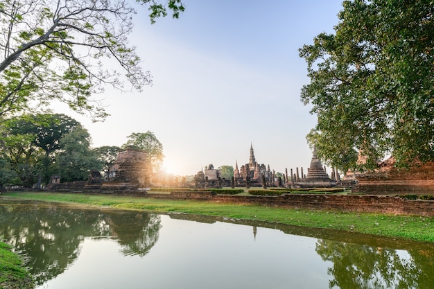 写真 スコータイ歴史公園、日の出。スコータイ歴史公園、タイの仏教寺院遺跡