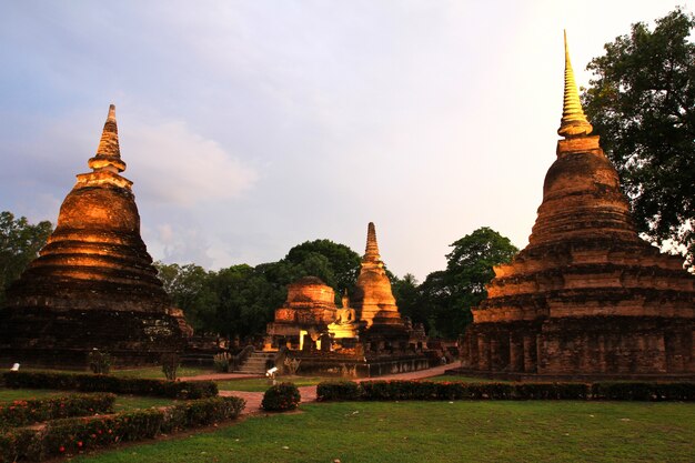 Sukhothai historisch park bij schemering, de oude stad van Thailand in 800 jaar geleden