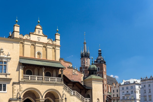 Sukiennice e la basilica di santa maria a cracovia - polonia