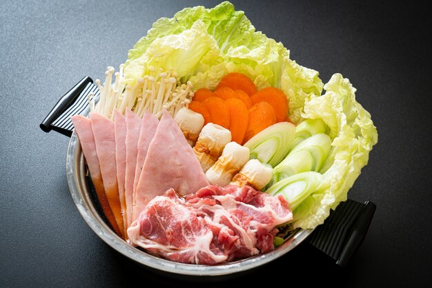 sukiyaki of shabu hete pot zwarte soep met rauw en plantaardig vlees - Japanse eetstijl