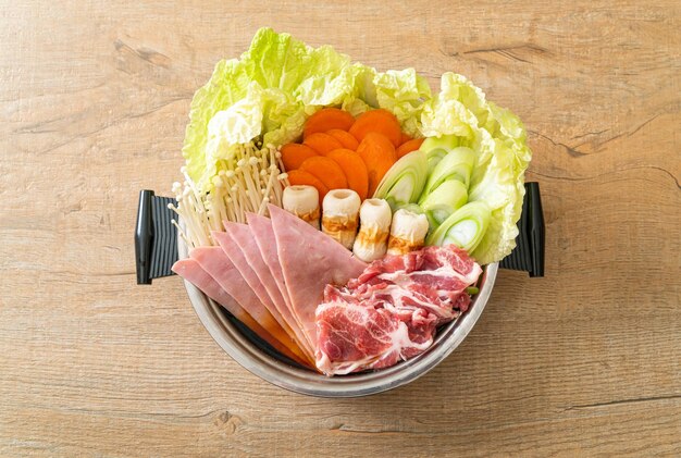 sukiyaki of shabu hete pot zwarte soep met rauw en plantaardig vlees - Japanse eetstijl