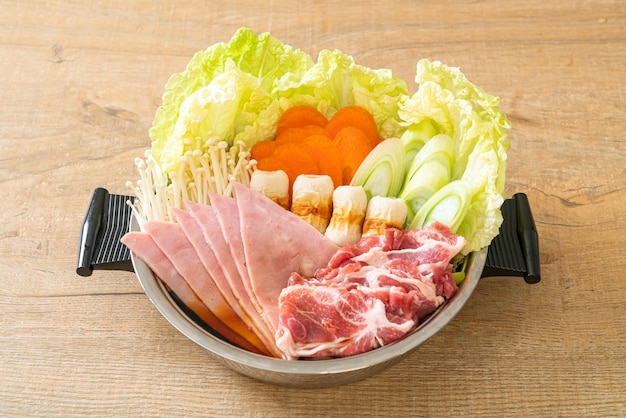 sukiyaki of shabu hot pot zwarte soep met rauw en plantaardig vlees - Japanse eetstijl