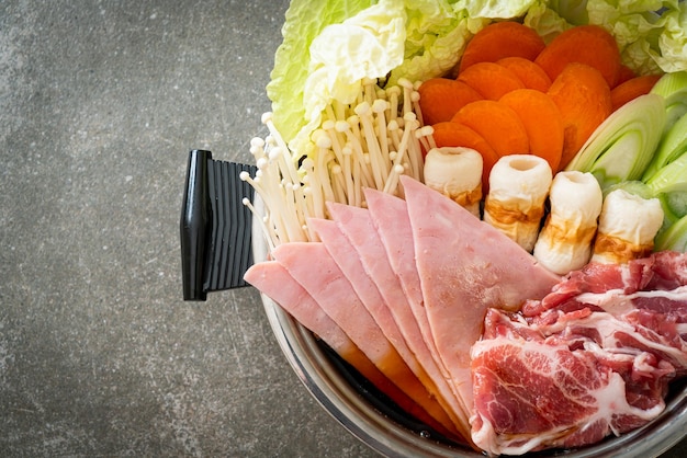 Zuppa nera sukiyaki o shabu con carne cruda e verdure