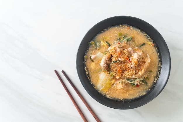 Суп сукияки со свининой по-тайски или отварная вермишель со свининой и овощами в супе сукияки - стиль азиатской кухни