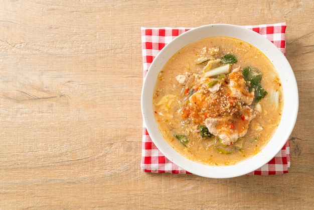 タイ風豚肉のすき焼き汁、またはすき焼き汁に豚肉と野菜を入れた春雨の煮物-アジア料理スタイル