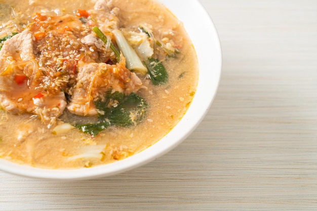 태국 스타일의 돼지고기 스키야키 수프 또는 스키야키 수프의 돼지고기와 야채를 곁들인 삶은 당면 - 아시아 음식 스타일