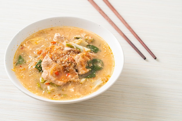 Zuppa sukiyaki con maiale in stile tailandese o vermicelli bolliti con maiale e verdure in zuppa sukiyaki - stile alimentare asiatico