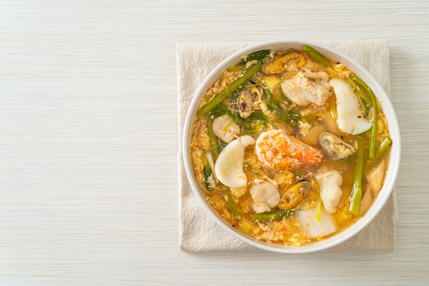 Суп сукияки с блюдом из морепродуктов - азиатская кухня
