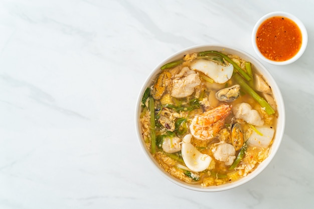 Zuppa sukiyaki con ciotola di frutti di mare - cucina asiatica